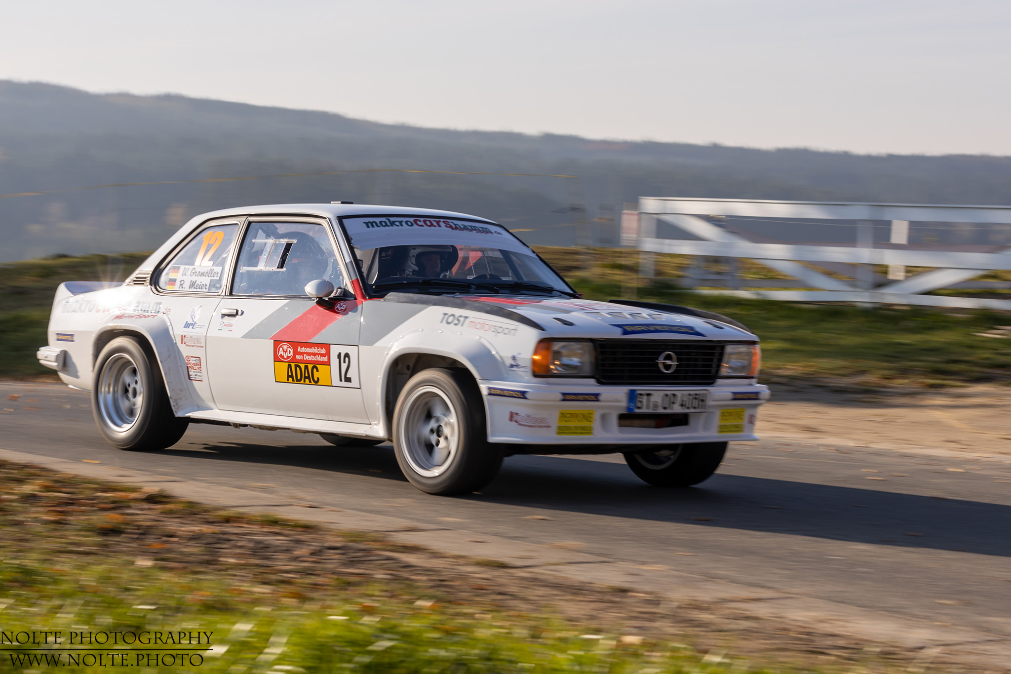 Opel Ascona 400 kommt über die Kuppe